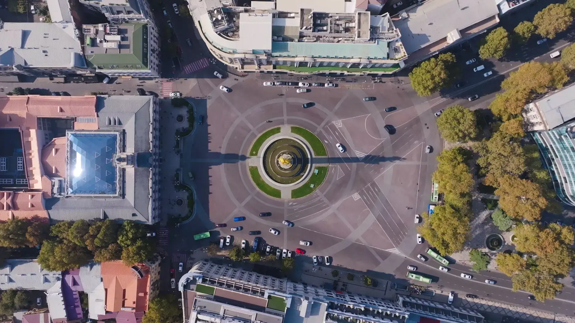 Vue aérienne d'un rond-point animé.