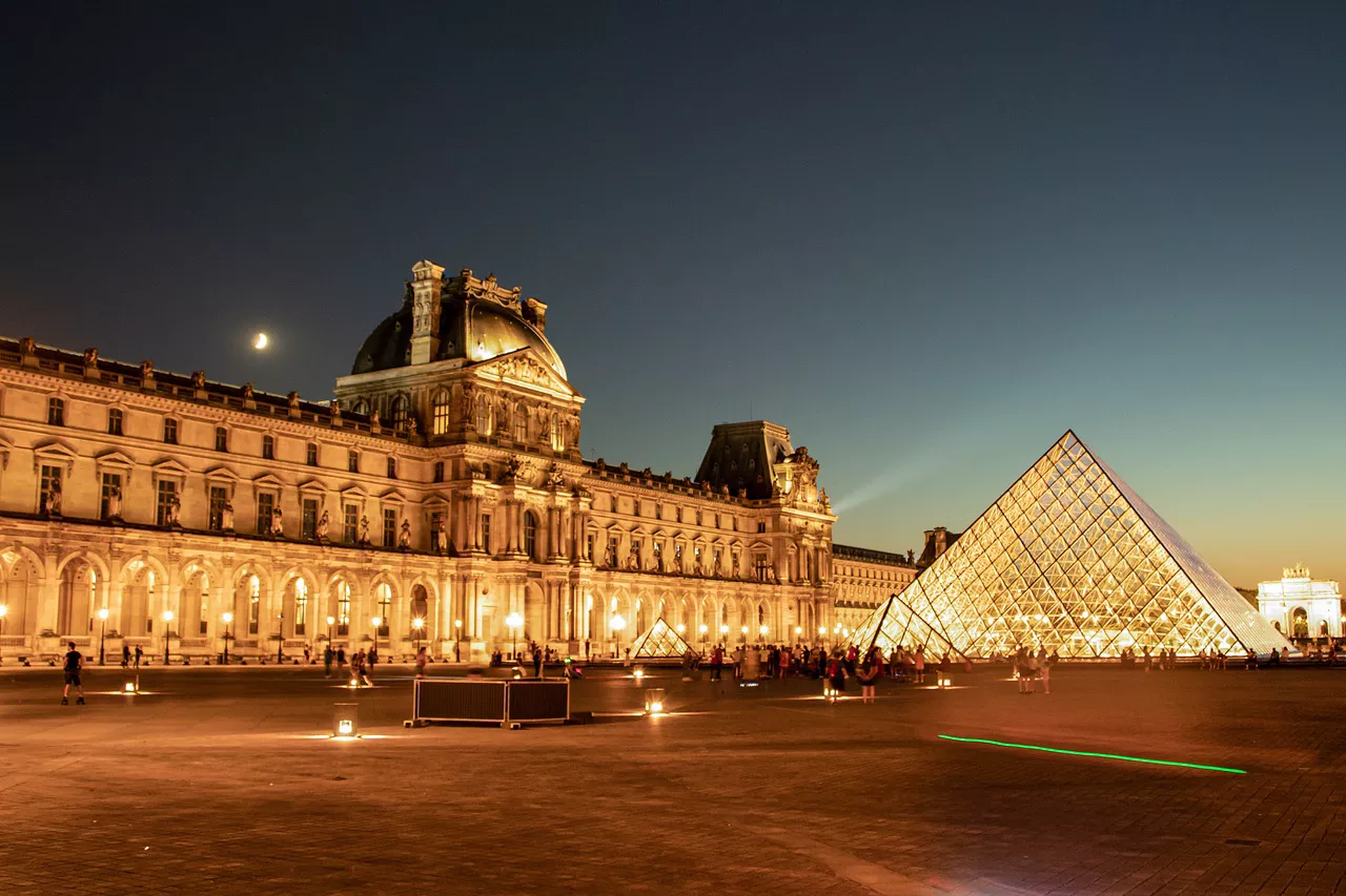 Musée du Louvre au crépuscule